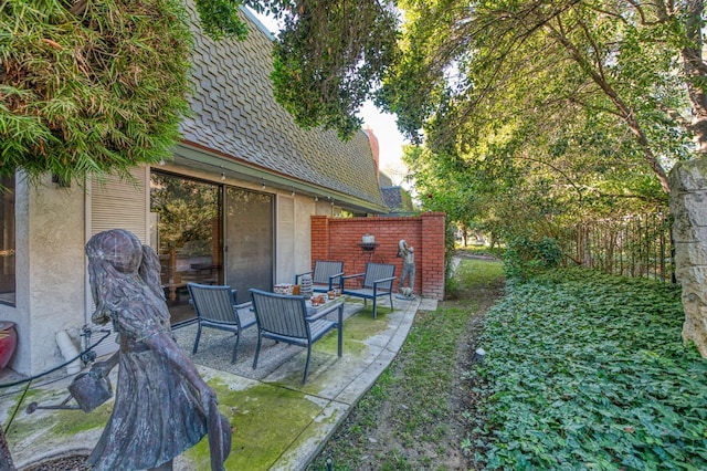 view of yard featuring outdoor lounge area and a patio