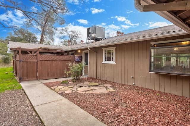 41925 Longhollow Dr, Coarsegold, CA 93614 - view of side of home with a gate, fence, cooling unit, and roof with shingles