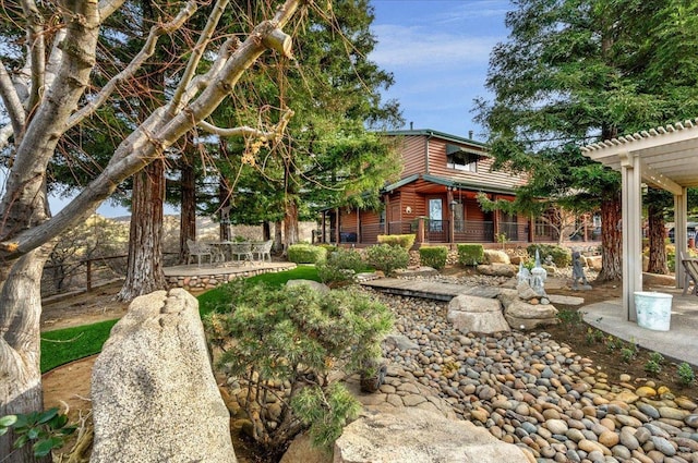 view of yard with a pergola