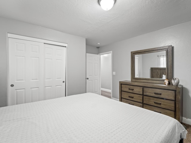 bedroom featuring a textured ceiling and a closet