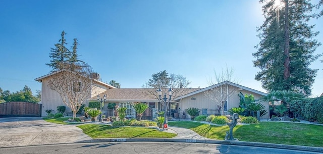 view of front of home featuring a front lawn