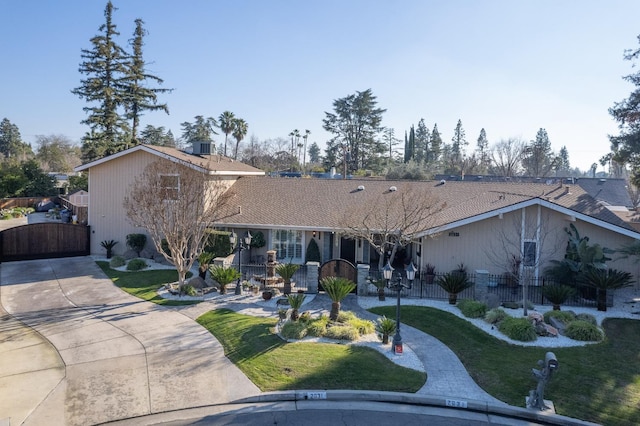 view of front of home featuring a front lawn