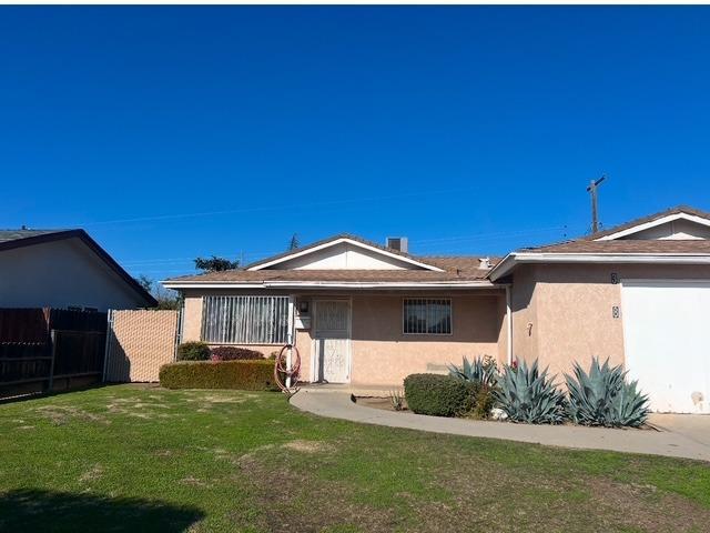 view of front facade with a front yard