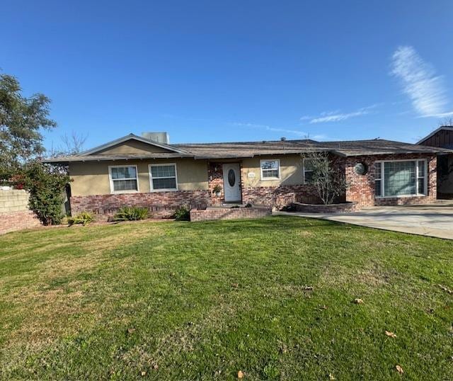 ranch-style home featuring a front yard