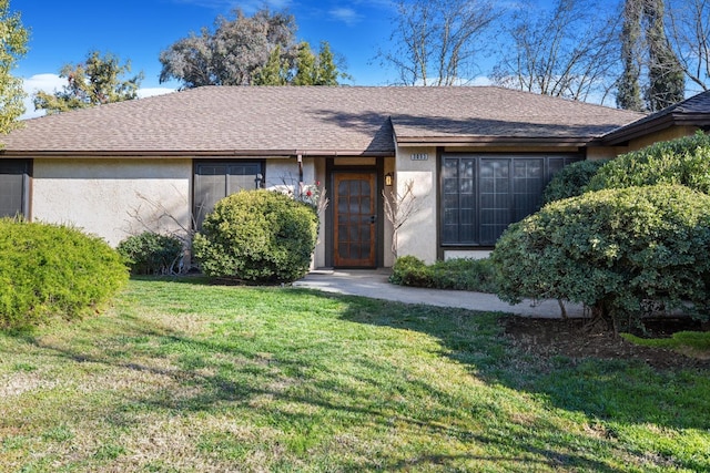 single story home with a front lawn