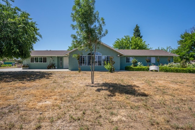 view of front facade with a front yard