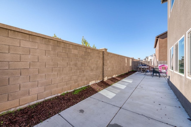 view of yard featuring a patio