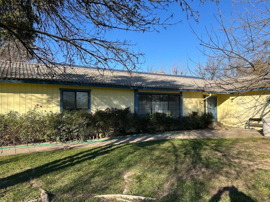 view of front of house featuring a front yard