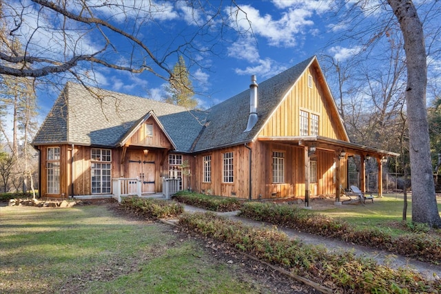 view of front of home featuring a front lawn