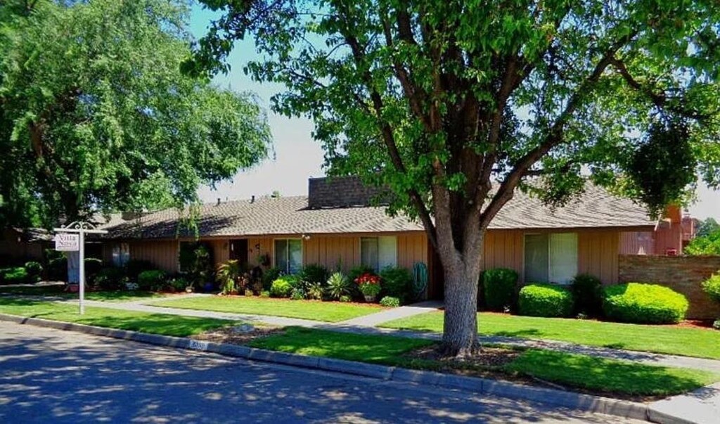 ranch-style home featuring a front yard