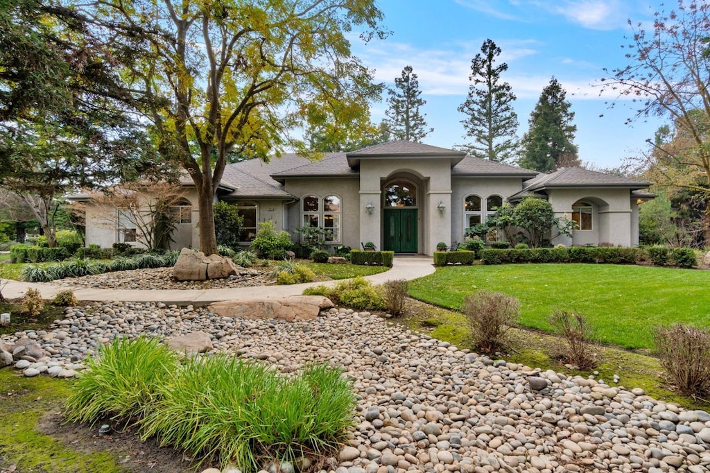 view of front of home featuring a front yard