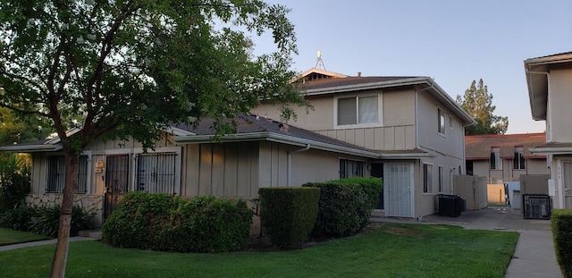 view of front of property with a front yard