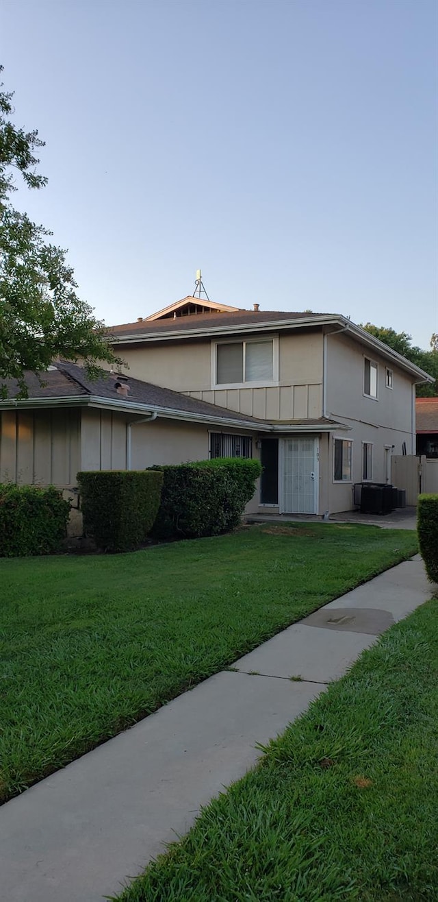 view of side of property featuring a yard