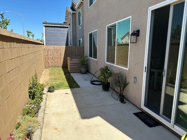 view of yard featuring a patio area