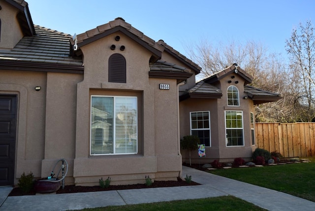 view of front facade featuring a front lawn