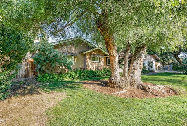 view of front facade with a front lawn