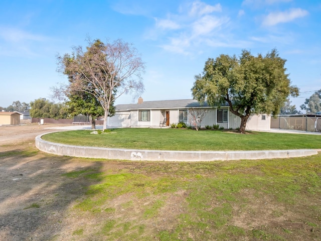 view of front facade featuring fence and a front yard