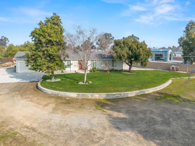 view of yard with driveway