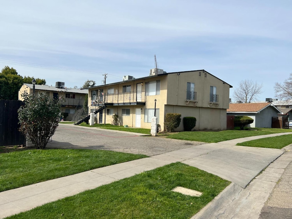 exterior space featuring a front yard