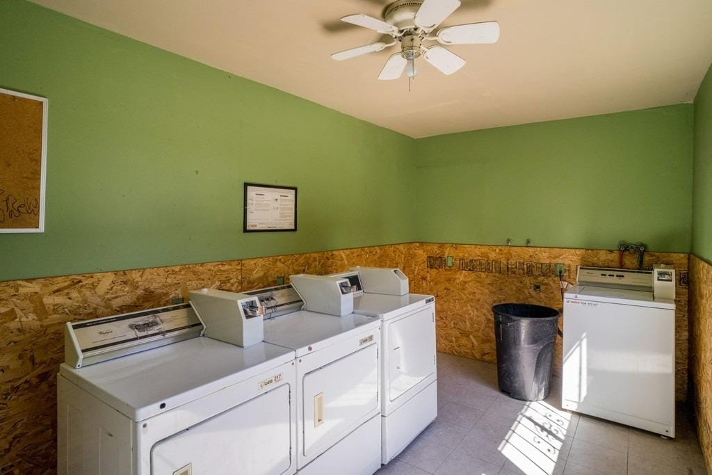 clothes washing area featuring ceiling fan, washing machine and dryer, and light tile patterned floors