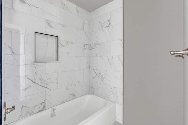 bathroom featuring tiled shower / bath