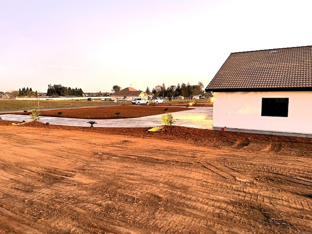 view of yard at dusk