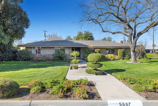 single story home with a front lawn