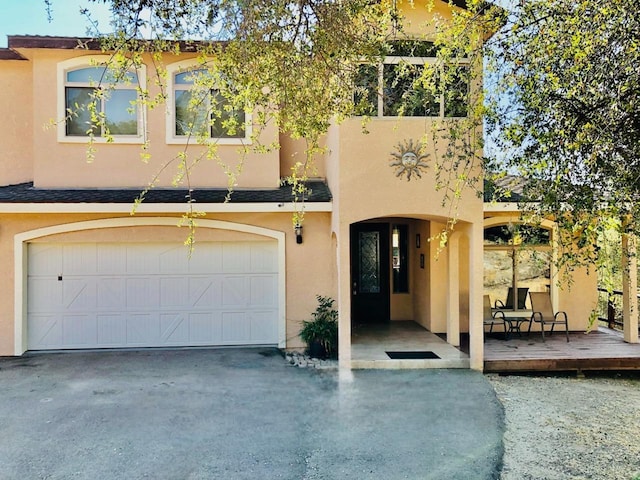 view of front facade featuring a garage