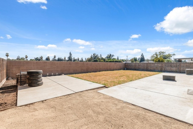 view of yard featuring a patio