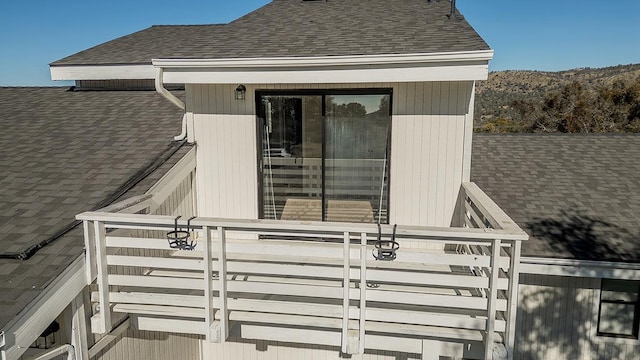 property entrance with a shingled roof