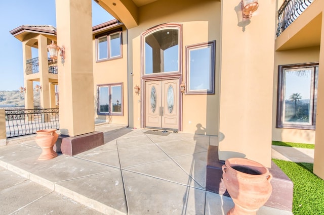 entrance to property featuring a patio