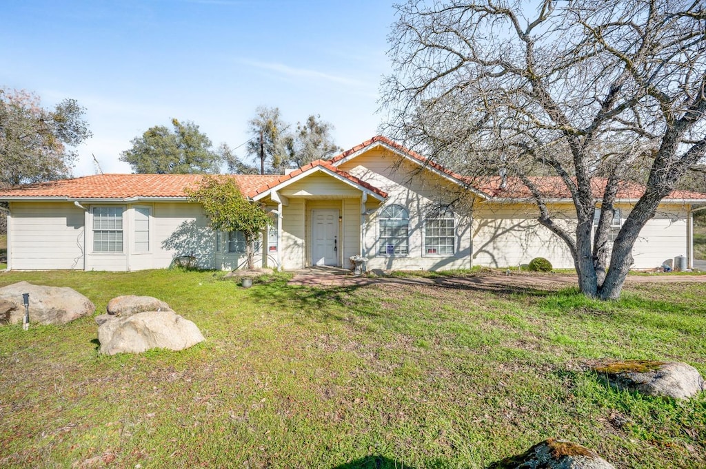 view of front of property with a front yard