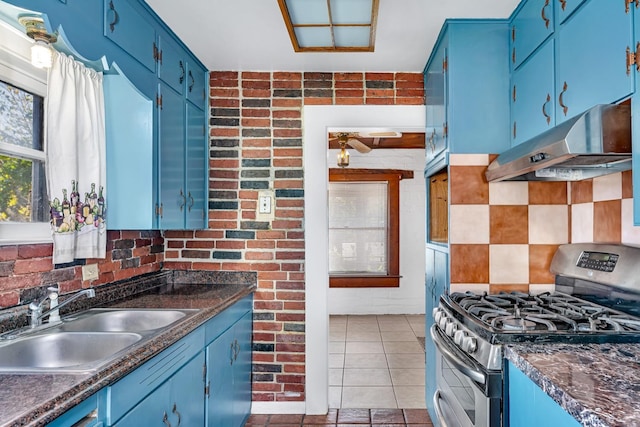 kitchen with sink, blue cabinetry, and gas stove