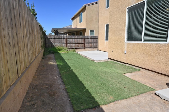 view of yard featuring a patio