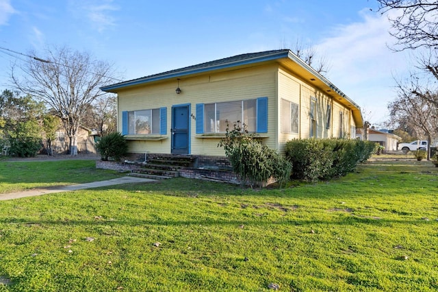 view of front of house with a front yard