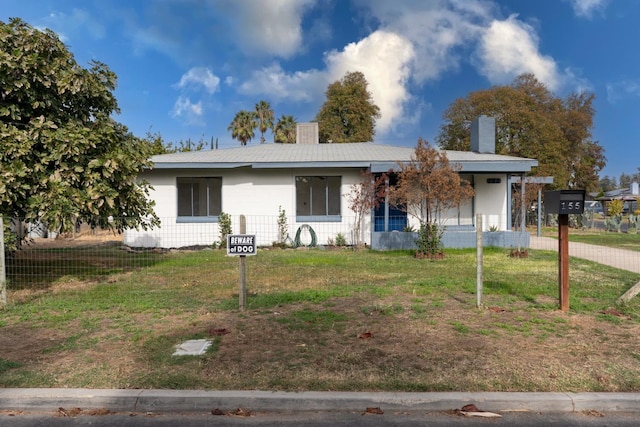 single story home featuring a front lawn