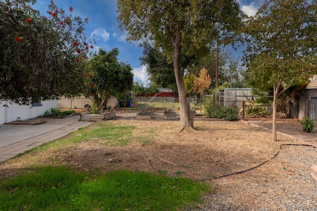 view of yard featuring an outdoor structure