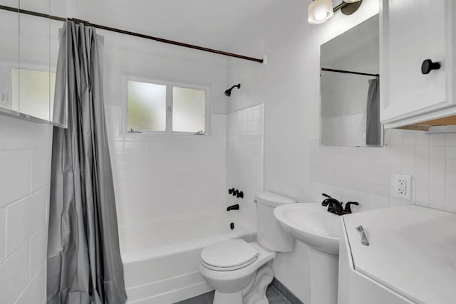 full bathroom featuring toilet, decorative backsplash, sink, and shower / bathtub combination with curtain