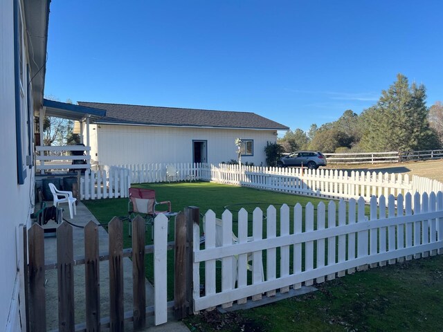 view of front facade featuring a fenced front yard and a front yard