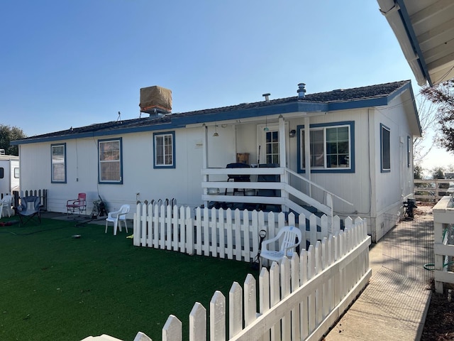 view of front of house with fence and a front yard