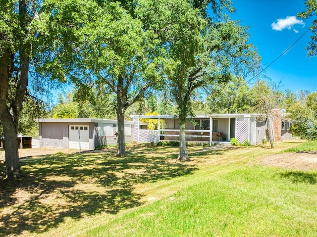 view of yard with an outdoor structure