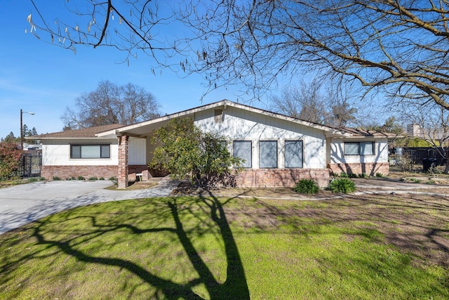 ranch-style home featuring a front lawn