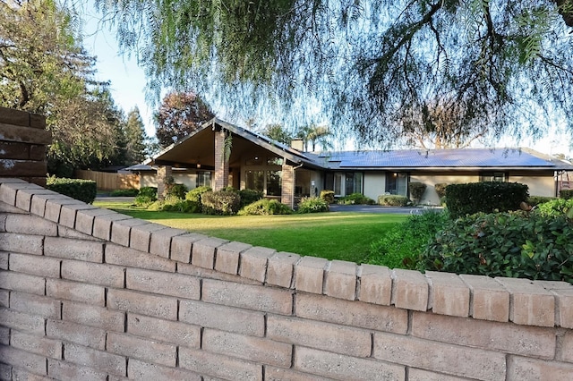 view of front of house featuring a front yard