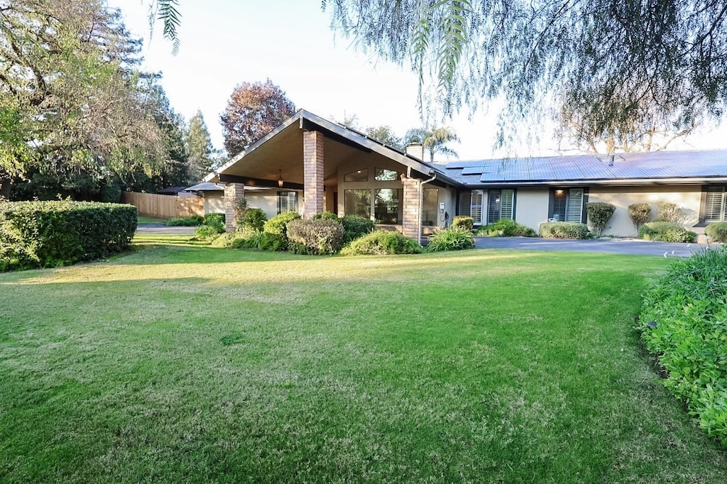 view of front of house featuring a front yard