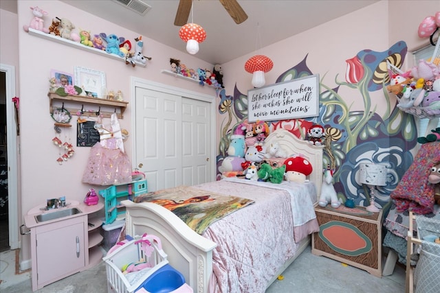 bedroom featuring ceiling fan and a closet