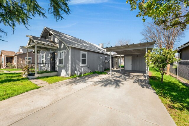 view of front of house featuring a front yard and a carport