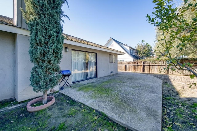 view of yard featuring a patio