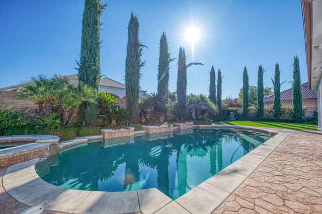 view of pool featuring an in ground hot tub