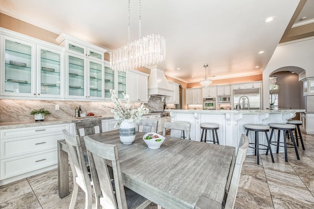 dining space featuring sink and an inviting chandelier