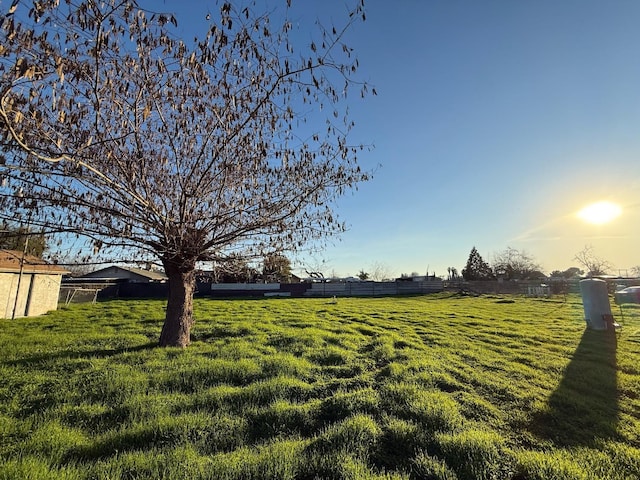 view of yard featuring a rural view